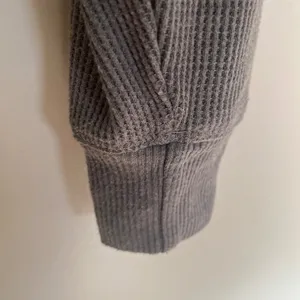 Hollister Gray Waffle Knit Cropped Boyfriend‎ T-Shirt Long Sleeve Ringer Neck S thumbnail 2