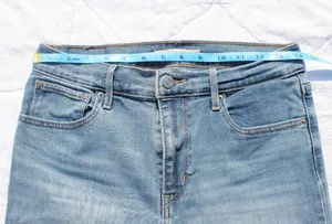 Levi 724 High Rise Straight Crop Jean size 29 Blue Ripped thumbnail 4
