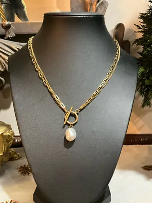 Gold Pearl Pendant Necklace thumbnail 1