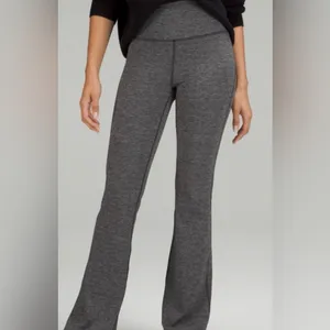 Lululemon‎ Groove Flared Pant 32” in Heathered Black Size 4 thumbnail 3