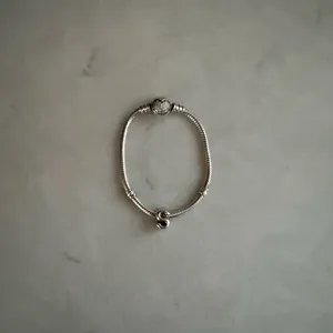 Authentic PANDORA Moments 925 Sparkling Heart Clasp Chain Bracelet- ‘S’ Charm thumbnail 2
