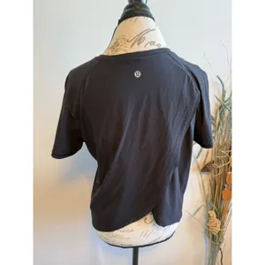 Lululemon Womens Black Split Back Laser Cut‎ Short Sleeve Athletic Top Size 8 thumbnail 3