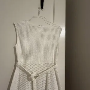 Theory Dress Afala White Eyelet Embroidered Cotton Size 4 Belted A-Line MIDI thumbnail 2