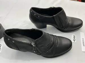 Womans Bare Traps Remy Slip On Booties 10 M Black Block Heel Scrunch Stud Accent thumbnail 1