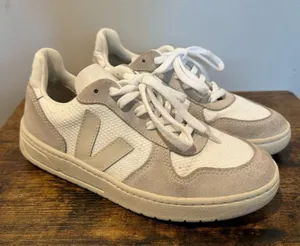 Veja V-10 Sneakers in White Natural Pierre thumbnail 2