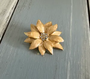 Flower Power Vintage Brooch Gold Tone W Beige Enamels Sparkly Rhinestones thumbnail 2