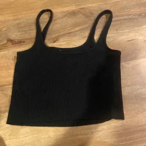 WSLY Black Fitted Crop Tank Top thumbnail 2