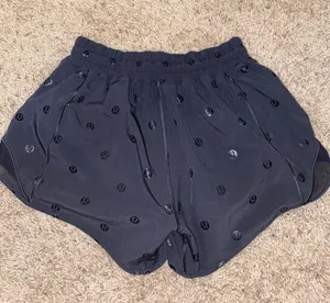 Lululemon Hottty Hot 2.5 Shorts Black Size 4 thumbnail 2