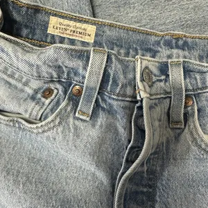 Levis 501 Premium Denim Jeans Womens Size 26x30 Button Fly Light Wash Raw Hem‎ thumbnail 5