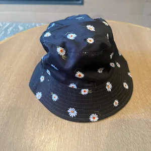 new adult Alice + Olivia one size reversible daisy bucket hat A3 3074 thumbnail 4