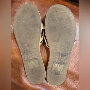 EUC AMERICAN EGLE Womens Gold Champagne Tan Flip Flops Sandals Size 9 thumbnail 4