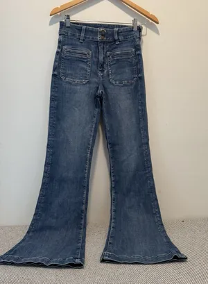 American Eagle Super Hi-Rise Flare Jeans Women Sz 4 Long Patch Pockets Cut Hem thumbnail 1