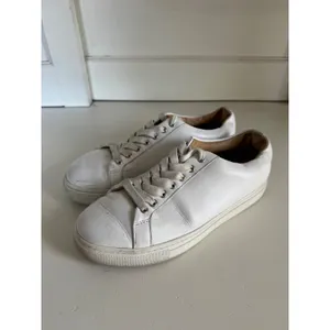 Thursday Boot Company white leather low-top Everyday sneakers size 8‎ thumbnail 2