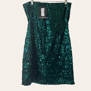PrettyLittleThing Emerald Green Sequin Bow Bandeau Bodycon Dress 6 thumbnail 9