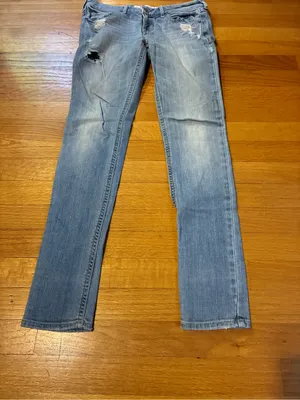 Hollister Distressed Light Wash Denim Jeans Blue Women's 0S 24x29 thumbnail 2