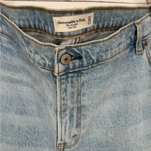 Abercrombie & Fitch The Straight Mid‎ Rise Jean Women's Size 37 thumbnail 4