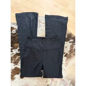 Lululemon Groove Super-High-Rise Flared Pant Segment Emboss Black Size 8 thumbnail 2