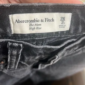 ✨Abercrombie & Fitch High Rise Mom Black Sz 26/2 Jeans✨ thumbnail 10