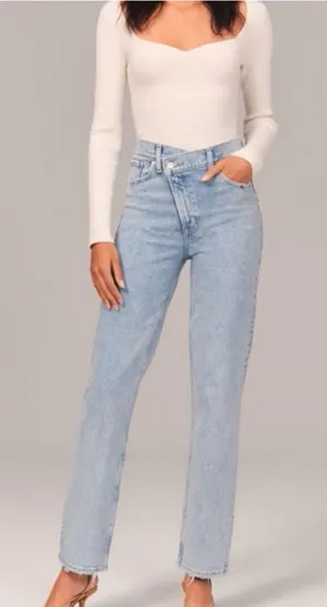 Abercrombie Ultra High Rise 90s Straight Jean thumbnail 1