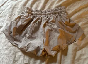Lululemon Shorts Hotty Hot 2.5" White thumbnail 1