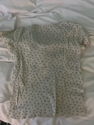 Brandy Melville Flower Top thumbnail 2