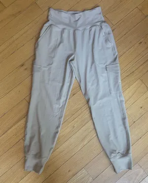 Old Navy Women's Light Gray Cargo Joggers thumbnail 2