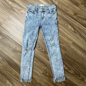 Free People 25 Skinny Jeans Light Acid Wash Fringe Hem Distressed OB661483 Boho thumbnail 3
