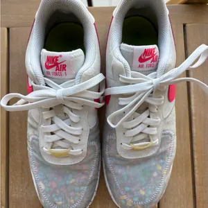Nike Air Force 1 White and Pink Sneakers 8.5 W thumbnail 2