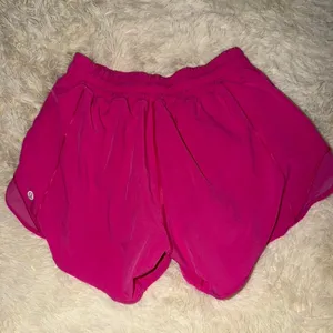 NWOT Lululemon Hotty Hot Shorts Mid Rise " *Ripened Raspberry Size 4 thumbnail 2