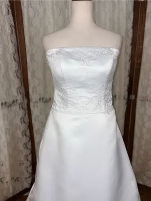 Gorgeous Vintage Y2K Paloma Blanca Strapless Satin Wedding Gown thumbnail 3