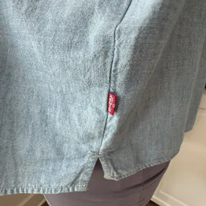 NWT Levi’s Top Women's XL Blue Chambray Button Front Balloon Sleeve thumbnail 6