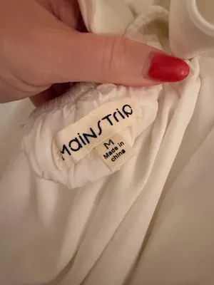 Main Strip White mini dress with scalloped neckline and cut-out details, size M thumbnail 3