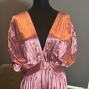 Women’s Lightweight Pleated Satin Midi Dress V-Neck Short Sleeve Size L thumbnail 2