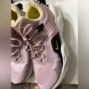 Nike Air Huarache City Move Plum Chalk Running Shoes AO3172-500 Women's Size 7 thumbnail 4