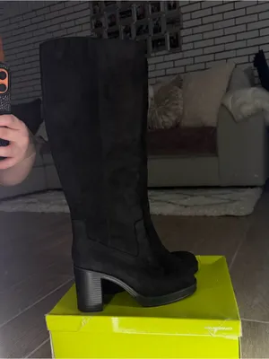 Chelsea & Violet Black Knee-High Block Heel Boots thumbnail 4