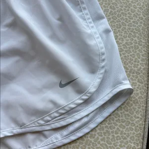 NWOT Nike DRI-FIT Women's White Running Athletic Gym Workout Shorts size S thumbnail 4