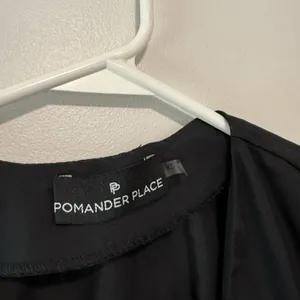 Pomander Place Tuckernuck‎ Black V-Neck Bell Sleeve Blouse Size XS thumbnail 2