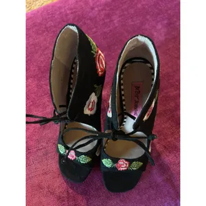 BETSEY JOHNSON Caroline Embroidered Heels Shoes COQUETTE ROMANTIC Size 5 Black thumbnail 2