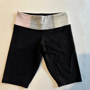 Lululemon‎ Reverse Groove Short - Size 4 Tall. thumbnail 1
