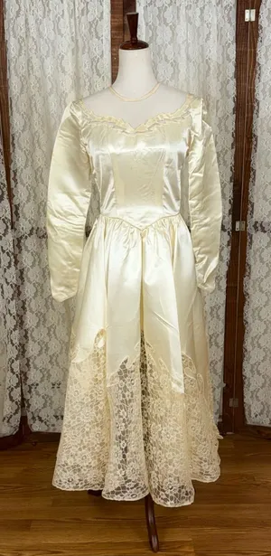 Beautiful Vintage 1940s/50s Liquid Satin Tea Length Wedding Gown thumbnail 1