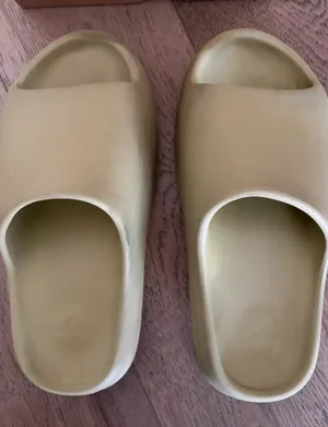 Yeezy Slides Resin thumbnail 2