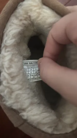 UGG Boots Women’s 5 thumbnail 2