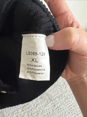 Black Oversized V thumbnail 3