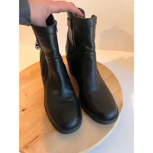 Guess Black Leather Stitched Zip Up Ankle Bootie Size 10 thumbnail 6