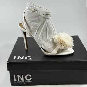 I.N.C. International Concepts Size-9M Harvina Flower Heels Preppy‎ White thumbnail 1