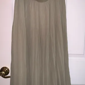 H&M Green Midi Skirt thumbnail 3