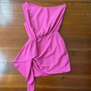 NWT Showpo Niana Hot Pink One Shoulder Draped Ruffle Mini Dress Sz 4 💛🎀 thumbnail 9