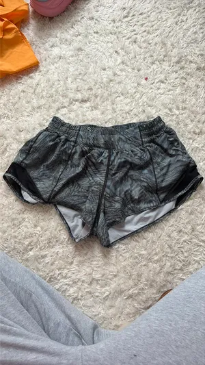 Lululemon Shorts Low-Rise 2.5" thumbnail 3