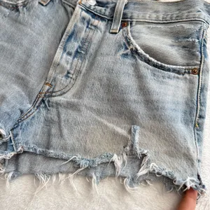 Levi’s 501 Distressed Denim Shorts Light Wash Frayed Hem Button Fly thumbnail 5