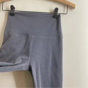 Beyond Yoga Ribbed High Rise Leggings Gray size M *flaw* thumbnail 5